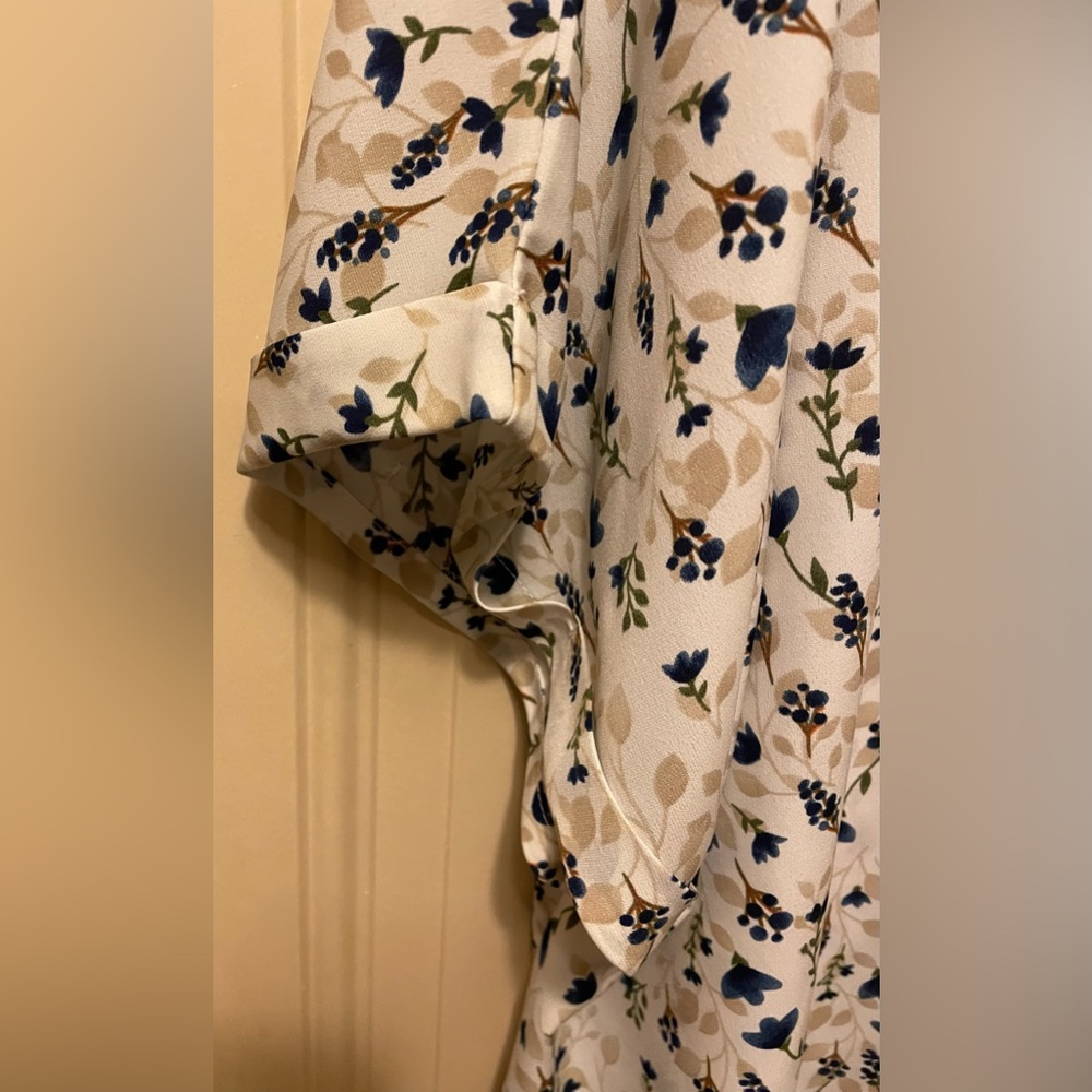BloomChic Blue and Beige Floral Print Pullover Dolman Sleeve Top Size 22 - Picture 3 of 5